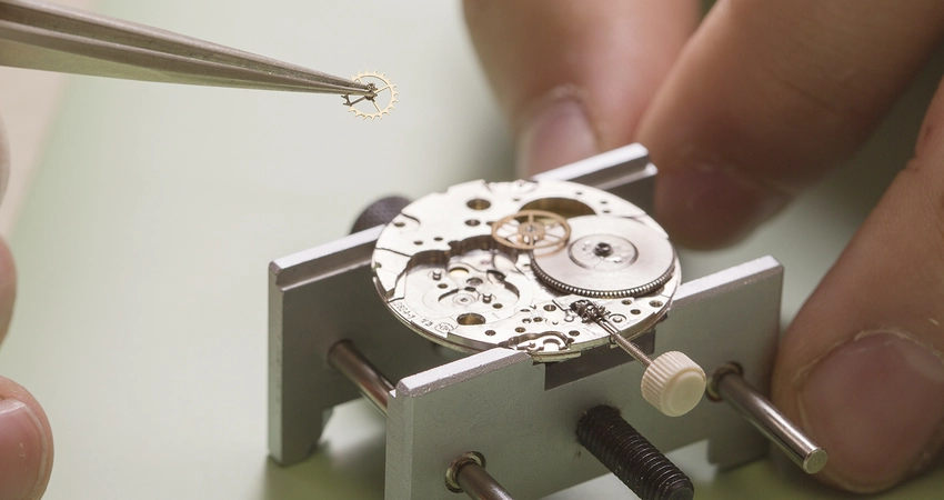 Tijdens deze branche-erkende opleiding leer je over fijnmechanische bewerkingen van het uurwerk.