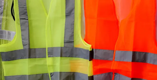 Veiligheidshesjes hangen klaar voor BHV cursus.