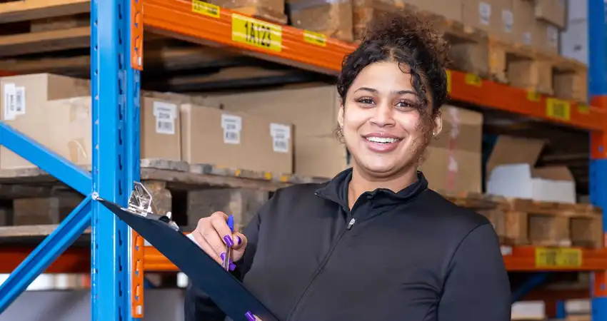 Logistiek student in de praktijkruimte op de leslocatie 