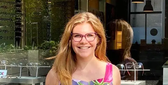 Sarah van Wijk, voor haar winkel Saar optiek